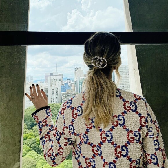 Andressa Suita usa presilha Gucci de R$ 2,2 mil em look de luxo