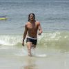 Romulo Neto grava cenas da novela 'Império' na praia de Copacabana usando apenas uma cueca