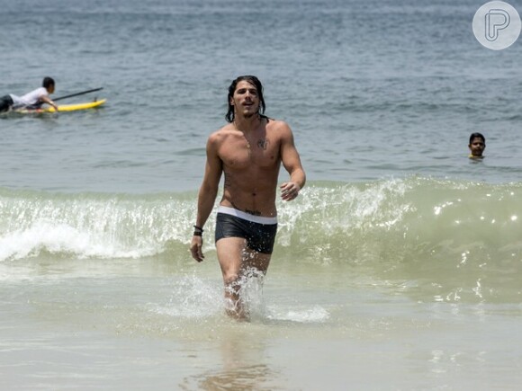 Romulo Neto grava cenas da novela 'Império' na praia de Copacabana usando apenas uma cueca