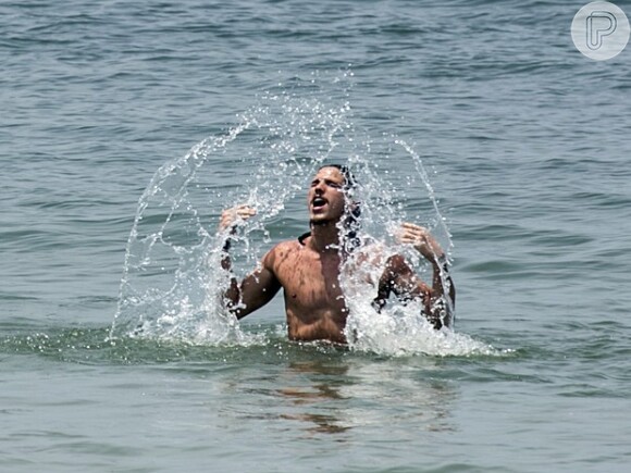 Romulo Neto se refresca no mar de Copacabana