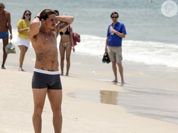 Romulo Neto mostrou sua bela forma ao gravar na praia de Copacabana a novela 'Império'