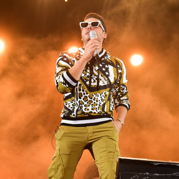 Wesley Safadão escolheu look de grife para apresentar o último Garota Vip de 2019 