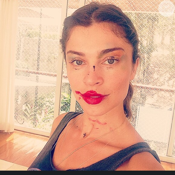 Recentemente, Grazi postou uma foto onde aparece maquiada por Sofia