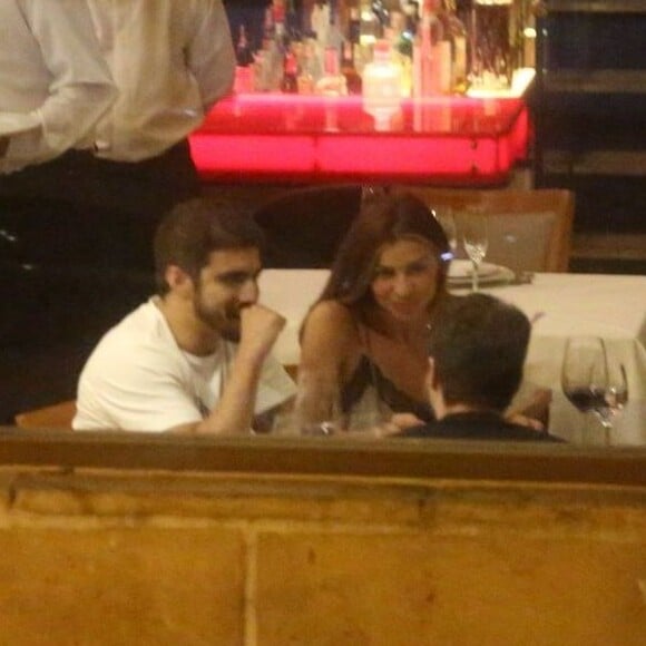 Grazi Massafera e Caio Castro já foram clicados durante jantar dias após trocarem beijos na festa de aniversário de Luciano Huck