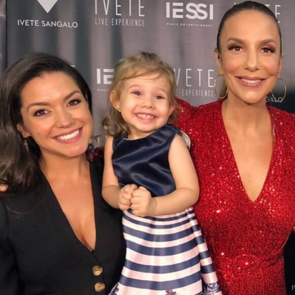 Filha de Michel Teló e Thais Fersoza, Melinda roubou a cena em foto com Ivete Sangalo