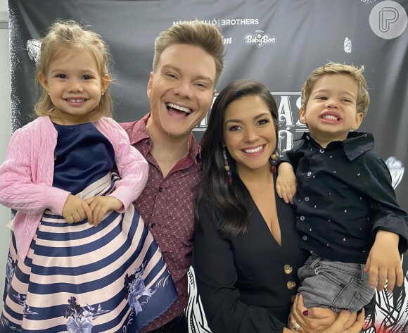 Michel Teló posou com Thais Fersoza e os filhos, Melinda e Teodoro, em bastidor de show