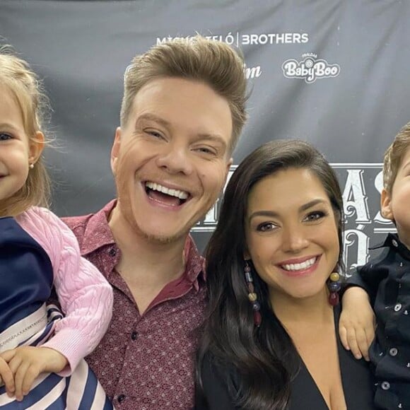 Michel Teló posou com Thais Fersoza e os filhos, Melinda e Teodoro, em bastidor de show