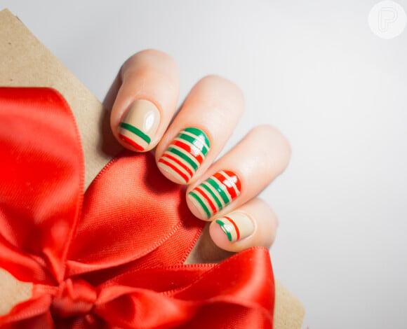 As fãs de listras podem apostar na combinação de esmaltes verde e vermelho nas unhas de Natal