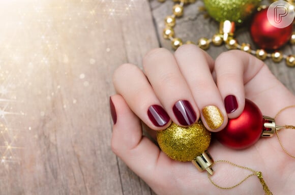 O esmalte dourado na nail art filha única ajuda a criar um visual natalino com esmaltes escuros