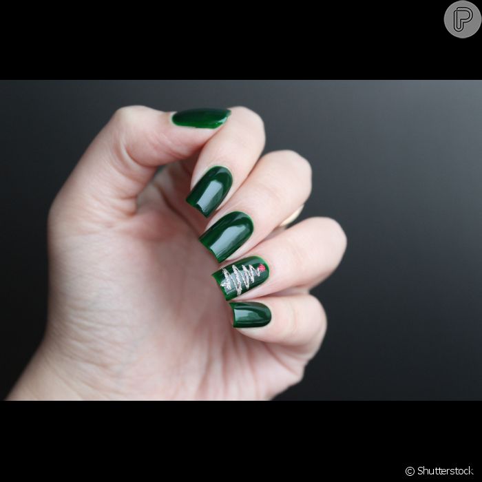 Verde é uma das cores do Natal e você pode criar uma nail art fácil  desenhando uma nuvem com o esmalte branco - Purepeople