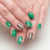 O esmalte metalizado pode dar um toque de glamour as unhas verdes de Natal