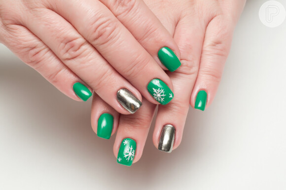 O esmalte metalizado pode dar um toque de glamour as unhas verdes de Natal