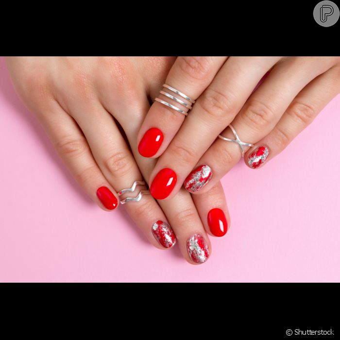 O clássico esmalte vermelho de Natal pode ganhar um toque glam com o  esmalte prata por cima de duas unhas - Purepeople