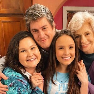 Larissa Manoela posa com parte do elenco de sua última novela no SBT, 'As Aventuras de Poliana'