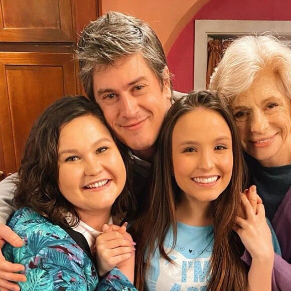 Larissa Manoela posa com parte do elenco de sua última novela no SBT, 'As Aventuras de Poliana'