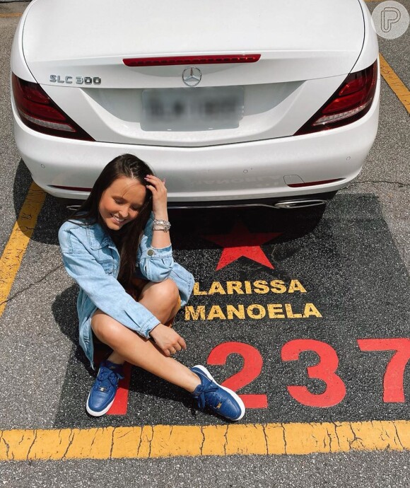 Larissa Manoela mostrou que tinha uma vaga com seu nome no estacionamento do SBT