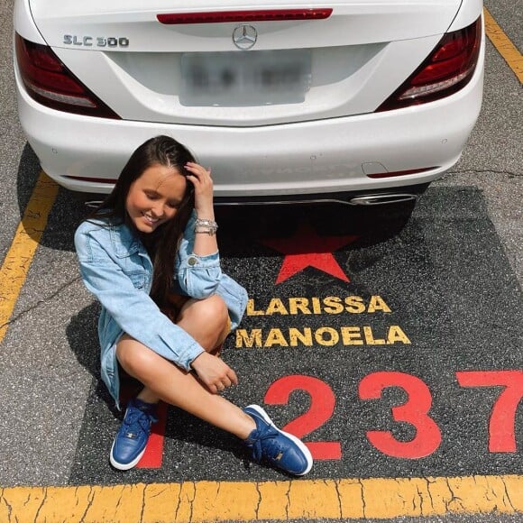 Larissa Manoela mostrou que tinha uma vaga com seu nome no estacionamento do SBT