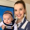 Thaeme Mariôto festejou a reação da filha, Liz, ao tomar vacina: 'Não chorou!'
