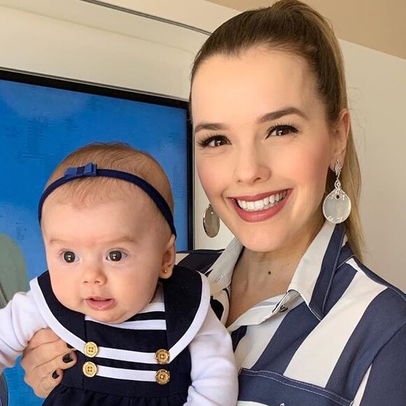 Thaeme Mariôto festejou a reação da filha, Liz, ao tomar vacina: 'Não chorou!'