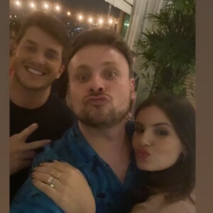 Klebber Toledo e Camila Queiroz posam com o produtor Léo Fuchs em festa de Elvis Moreira