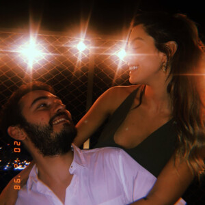 Giovanna Lancellotti faz foto carinhosa com Elvis Moreira
