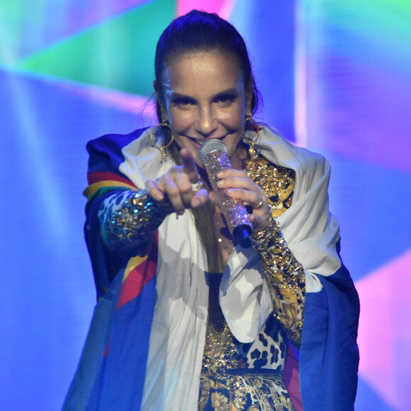 Ivete Sangalo usa estratégia de ioga para fazer filhas dormirem