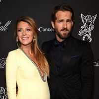 Blake Lively, grávida, usa decote em jantar beneficente ao lado de Ryan Reynolds