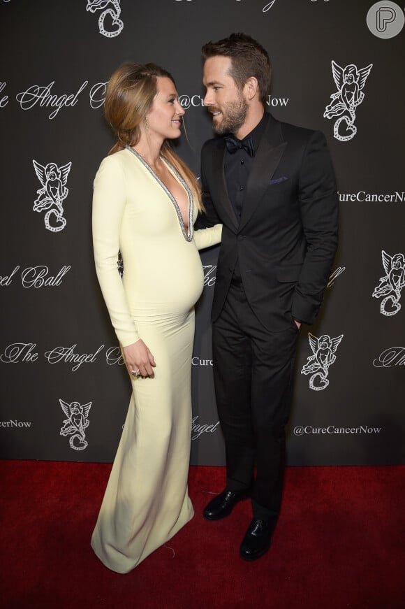 Blake Lively posa olhando para o marido, Ryan Reynolds