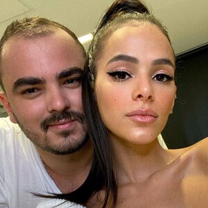 Bruna Marquezine surgiu com o rabo de cavalo super alto e a make característica de Ariana Grande, com beauty assinada por Lucas Vieira