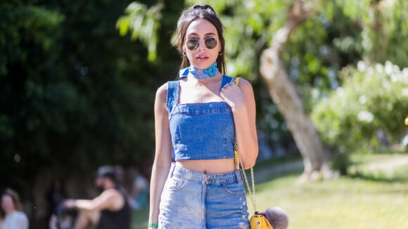 Foto: Moda jeans no verão: vestido curto com decote reto e botões