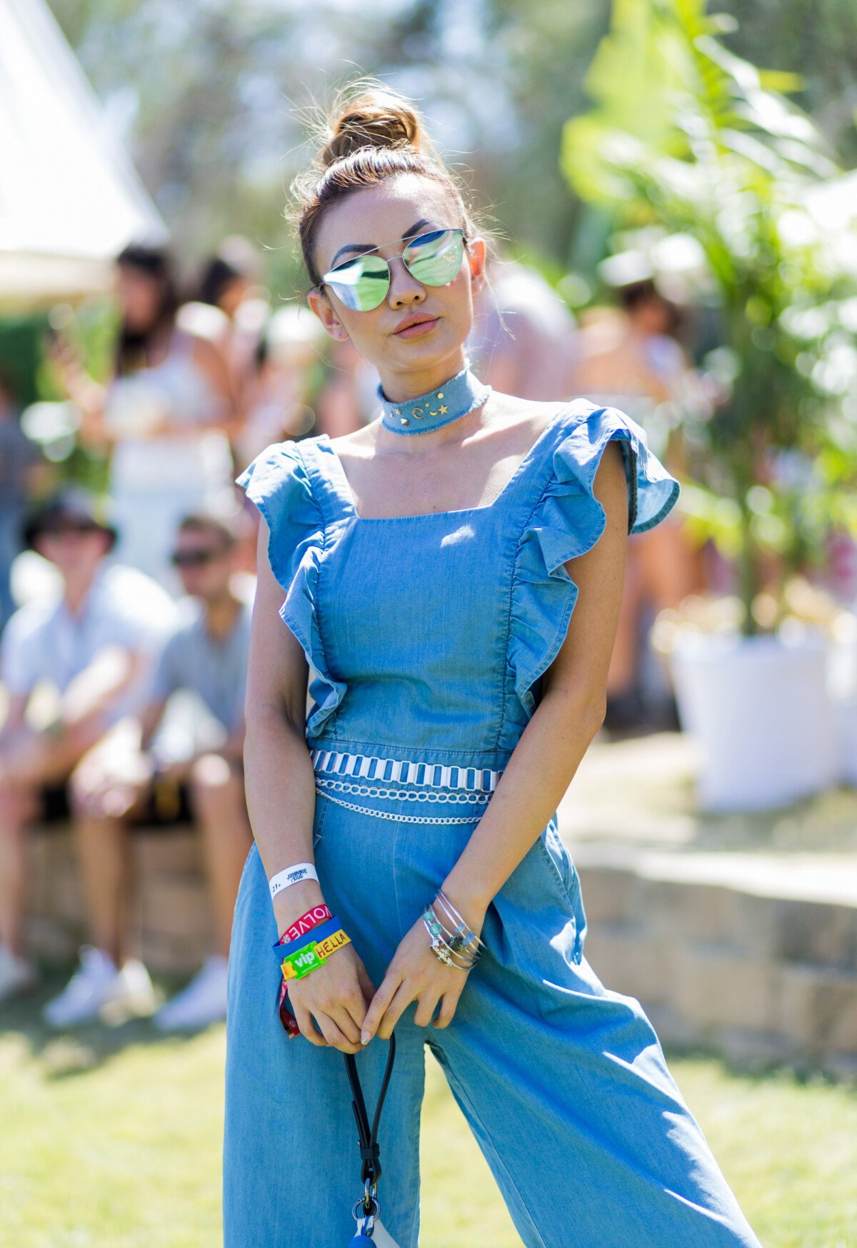 Foto: Moda jeans no verão: vestido curto com decote reto e botões é