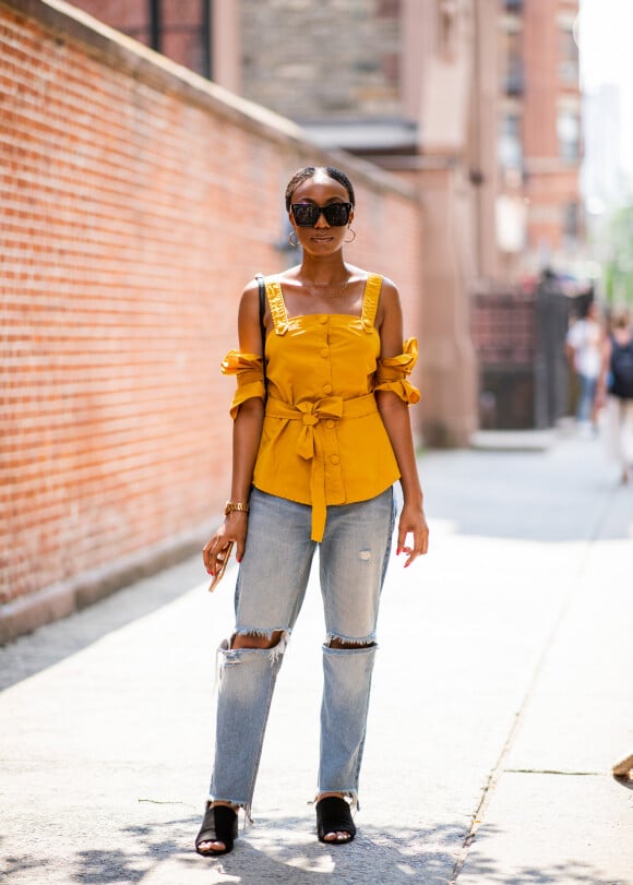 Calça jeans na moda: blusa de alça com manga curta é aposta fashion para combinar com o modelo queridinho do closet