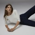 Moda jeans: a blusa branca com decote canoa é um clássico no closet de muitas mulheres e deixa a calça jeans ainda mais interessante