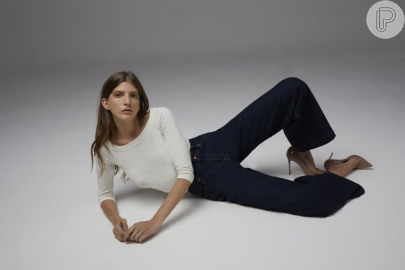 Moda jeans: a blusa branca com decote canoa é um clássico no closet de muitas mulheres e deixa a calça jeans ainda mais interessante