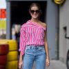 Calça jeans na moda: a camisa social listrada pode ganhar mais informação de moda quando usada de trás para frente, imitando uma blusa de um ombro só