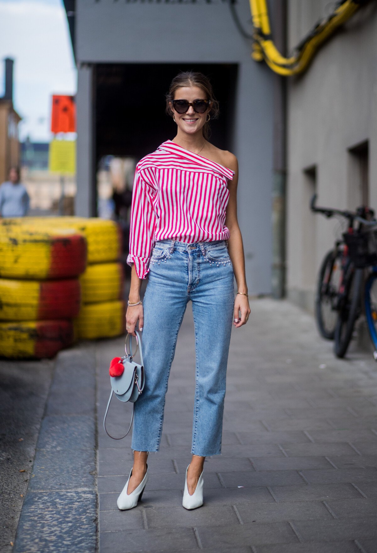 Foto: Calça jeans na moda: a camisa social listrada pode ganhar