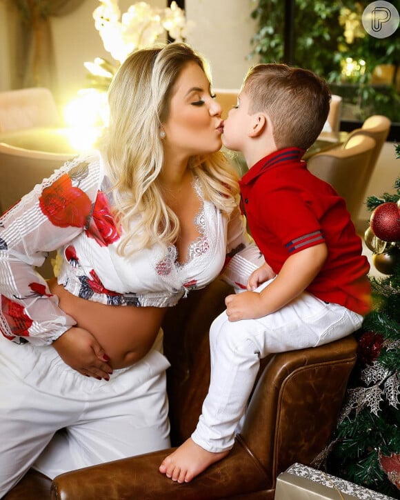 Filho de Zé Neto ganhou carinho da mãe, Natália Toscano, em ensaio de Natal