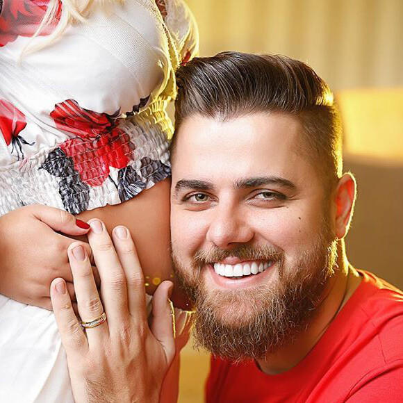 Zé Neto fez carinho na barriga de grávida da mulher, Natália Toscano, grávida de Angelina