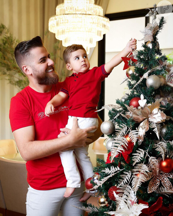 Filho de Zé Neto e Natália Toscano, José Filho ganhou ajuda do pai para enfeitar a árvore de Natal