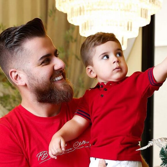 Filho de Zé Neto e Natália Toscano, José Filho ganhou ajuda do pai para enfeitar a árvore de Natal