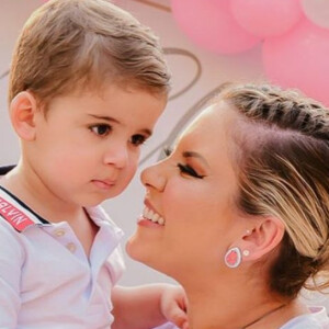 Filho de Zé Neto e Natália Toscano, José Filho, de 2 anos, roubou a cena em ensaio fotográfico de Natal