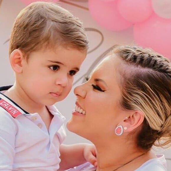 Filho de Zé Neto e Natália Toscano, José Filho, de 2 anos, roubou a cena em ensaio fotográfico de Natal