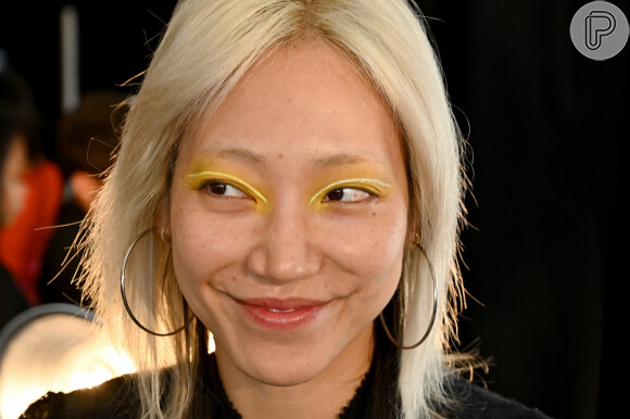 A sombra amarela apareceu como tendência nas semanas de moda internacionais e deixa a make de Réveillon mais solar