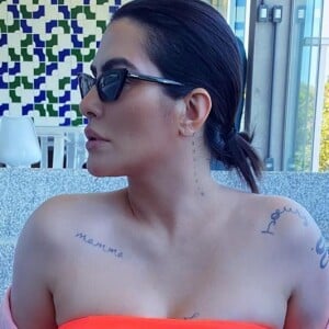 Cleo apostou em biquíni de tons vibrantes, peça trendy em alta no verão 2020