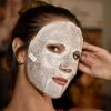As máscaras de tecido também revitalizam a pele em poucos minutos