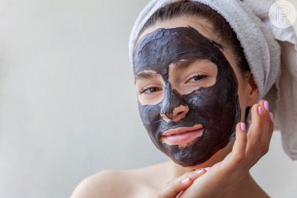 A máscara de argila ajuda a renovar a pele do rosto em minutos!