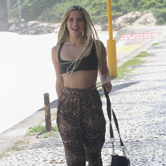 Isabella Santoni usou top e calça com estampa animal print em voo de parapente