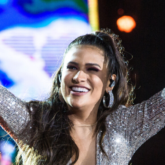 Simone, da dupla com Simaria, revelou cirurgia plástica nos seios nesta sexta-feira, 27 de dezembro de 2019