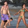 Aline Riscado joga altinha com Leonardo Picon em praia de Fernando de Noronha