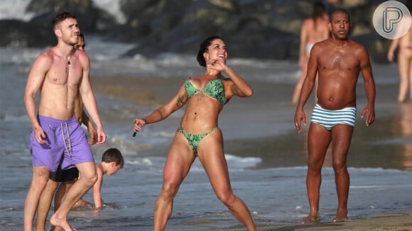 Aline Riscado joga altinha com Leonardo Picon em praia de Fernando de Noronha